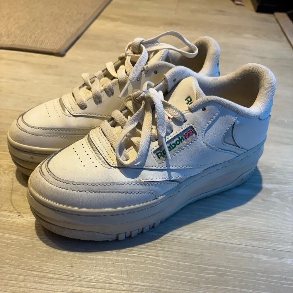 Platform Reebok sneakers size 7 - Picture 2 of 4
